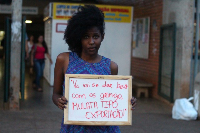 Projeto fotográfico da estudante de Antropologia, Lorena Monique, na Universidade de Brasília (UnB), mostra alunos segurando placas com frases racistas que escutaram dentro do campus.