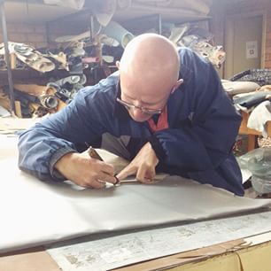 Hoje é o Fashion Revolution Day! Você já se perguntou #quemfezminhasroupas? Esse é o Marcos. Ele é o responsável por fazer o corte dos nossos sapatos  #whomademyclothes #fashrev