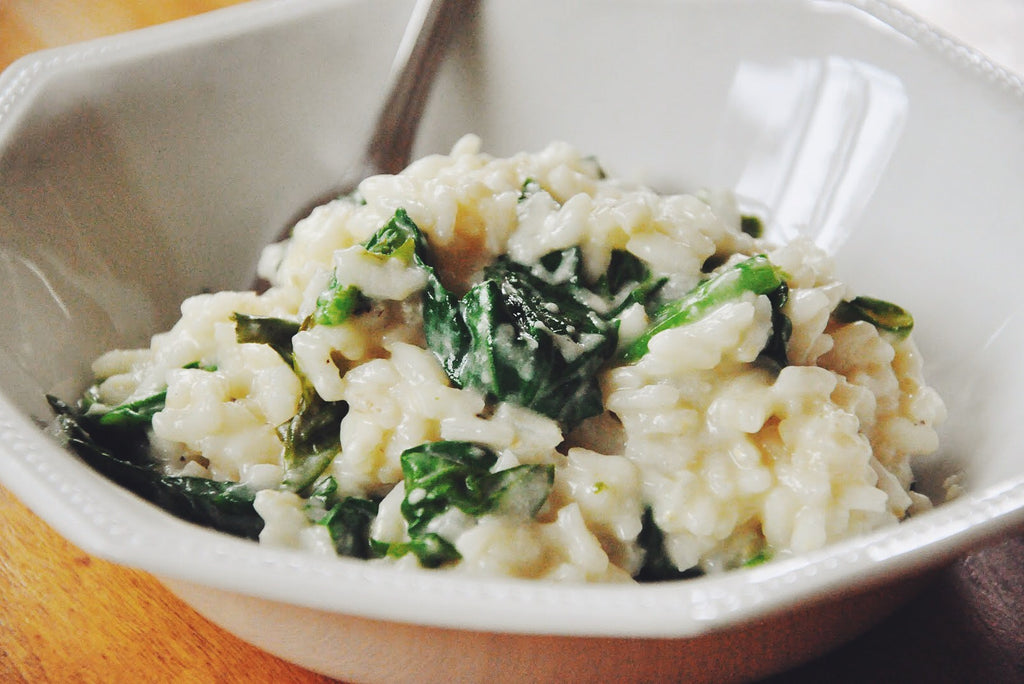 Risoto vegano de espinafre com leite de coco e amêndoas torradas