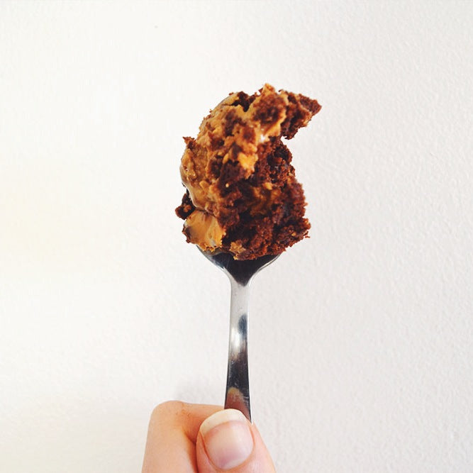 Bolo vegano de caneca com pasta de amendoim (Vegano e sem açúcar)